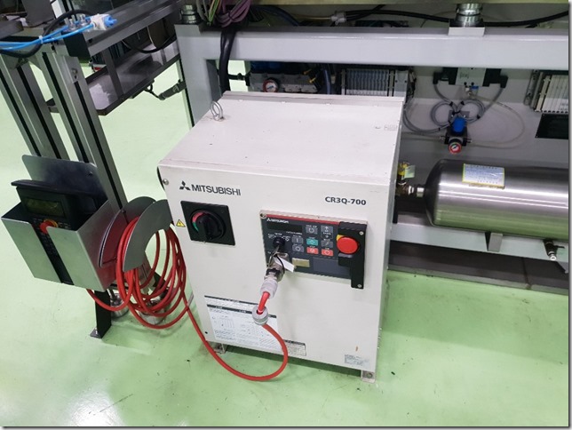 ETCBJSU001_000_CR3Q-701M-S11RV-12SQ-S11_MITSUBISHI_MELFACR3Q-700ROBOTandCONTROLLERPENDANT_USED (1)